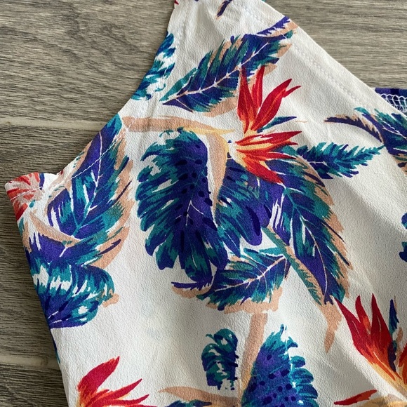 Rare Brandy Melville John Galt Bird of Paradise Floral Jaslyn Wrap Crop Tank Top - Picture 3 of 7